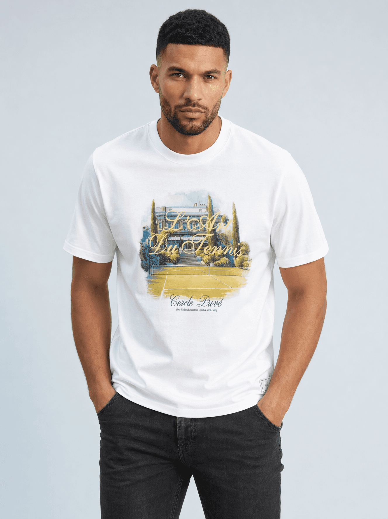 Jalen draagt White Graphic t-shirt